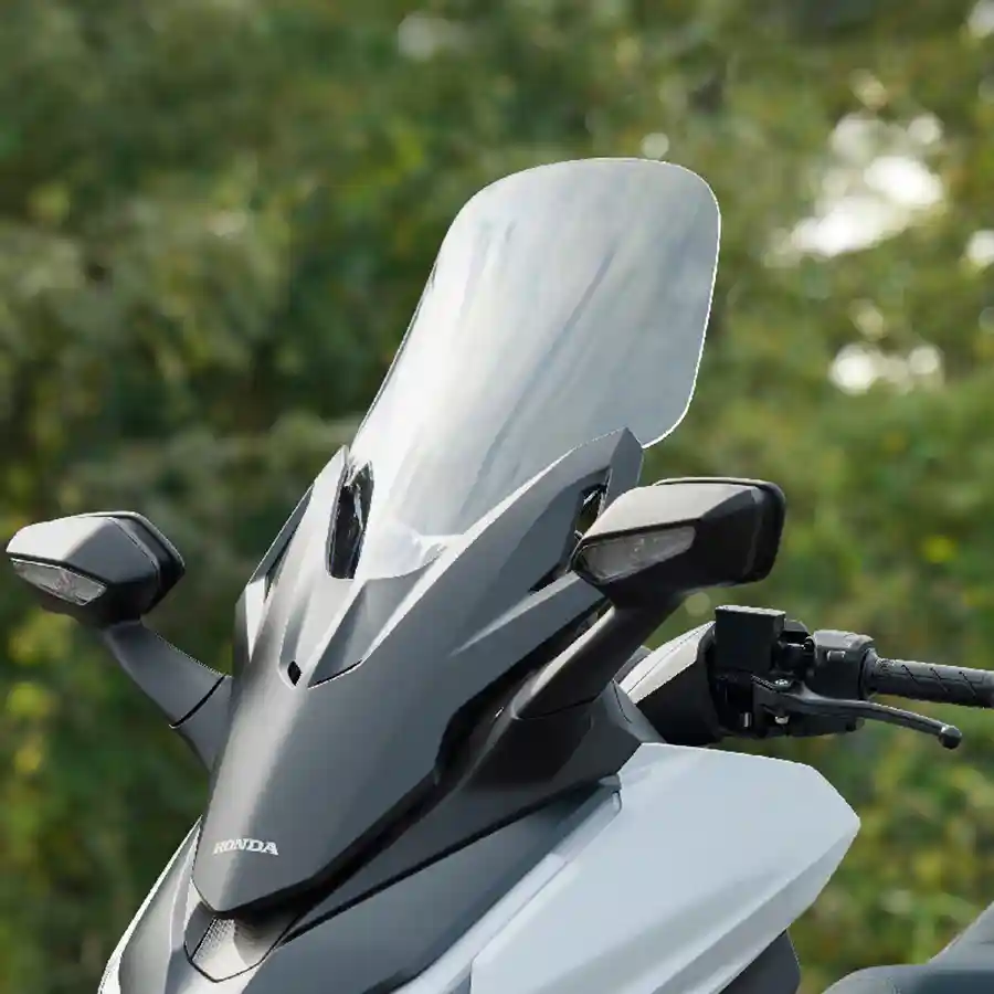 Pelindung angin (windscreen) elektrik yang ketinggiannya dapat disesuaikan secara presisi hanya dengan menekan tombol, memberikan kenyamanan berkendara yang kustom dan fleksibel.